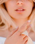 ragazza indossa sottile anello oro giallo aperto ghirigori fatto a mano italia