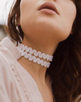 ragazza indossa collana girocollo choker argento passamaneria bianca due nastri made in italy