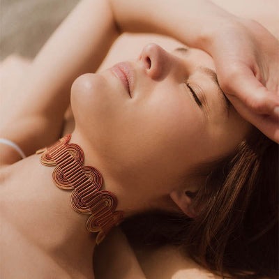 ragazza indossa collana girocollo choker argento nastro passamaneria onde mattone made in italy